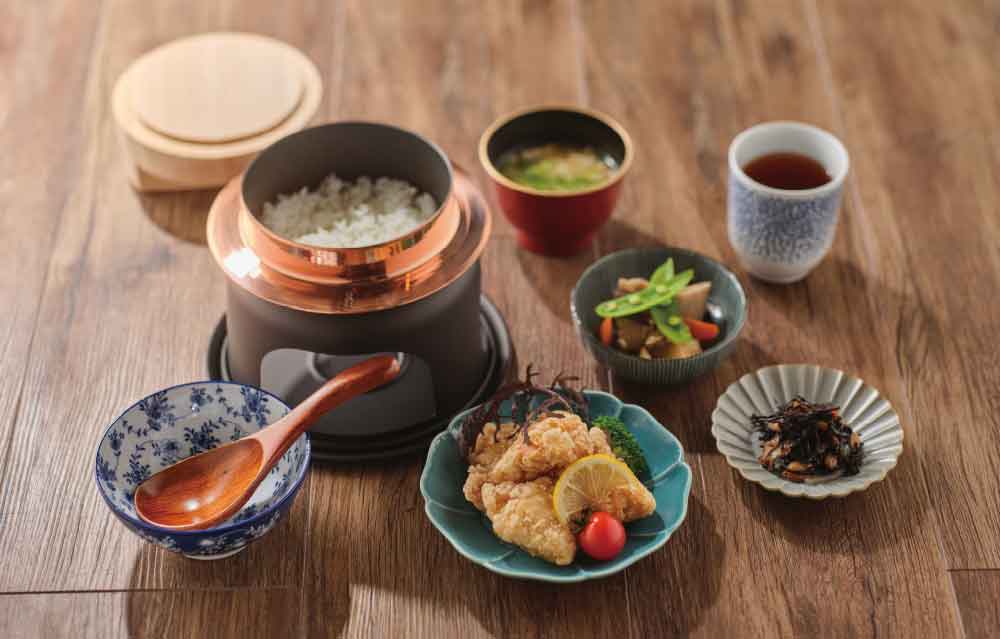 釜炊きご飯、唐揚げ、味噌汁などが並んだ和定食。