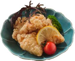 青い皿に盛り付けられた鶏の唐揚げ