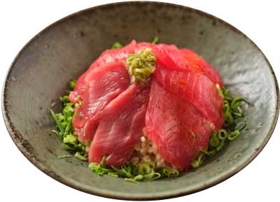 新鮮な赤身マグロがたっぷりのった海鮮丼